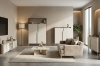 Stilvolles Wohnzimmer-Set in Beige mit Sofa, Teppich und weißen Sideboards.