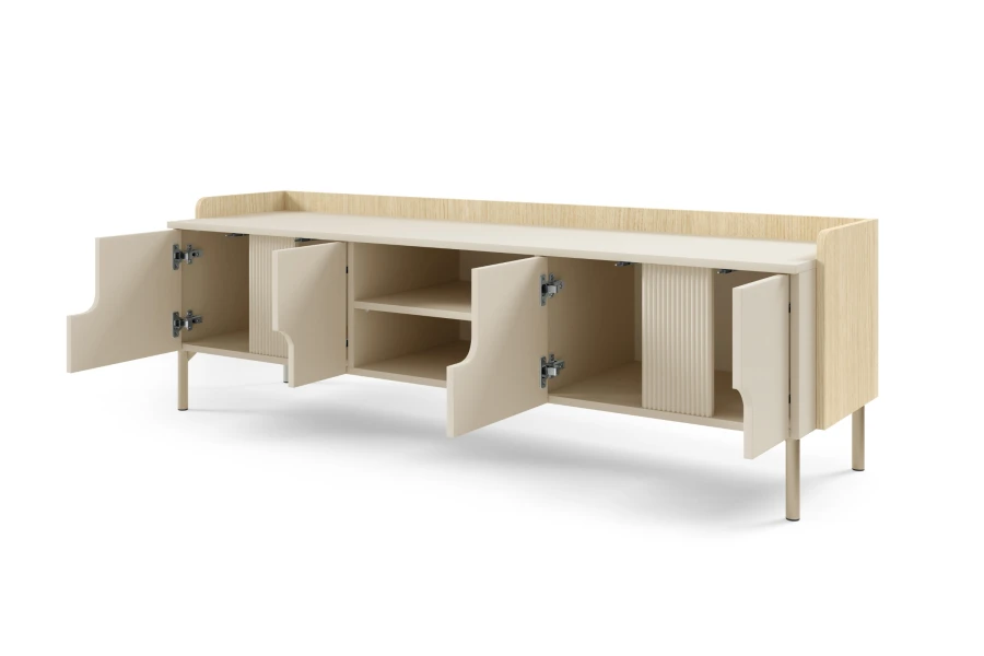 Detailansicht des Pauro Lowboards mit geöffneten Türen in Macadamia und Eiche Mavelie Dekor.