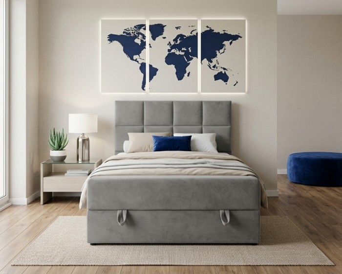 Graues Polsterbett mit quadratisch gestepptem Kopfteil und dekorativer Weltkarte an der Wand.
