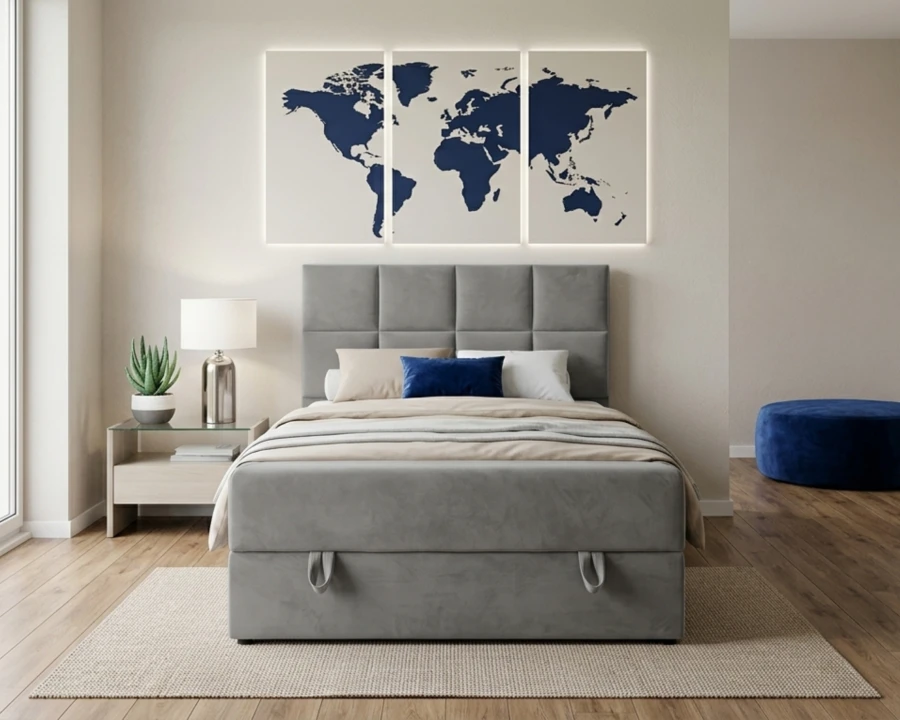 Graues Polsterbett mit quadratisch gestepptem Kopfteil und dekorativer Weltkarte an der Wand.