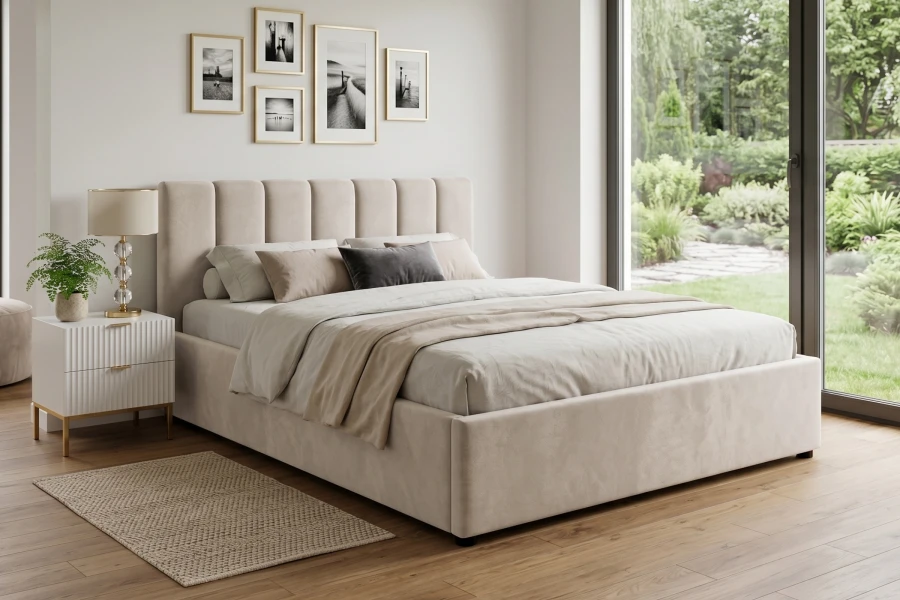 Stilvoll eingerichtetes Schlafzimmer mit beige gepolstertem Bett und großen Fenstern.