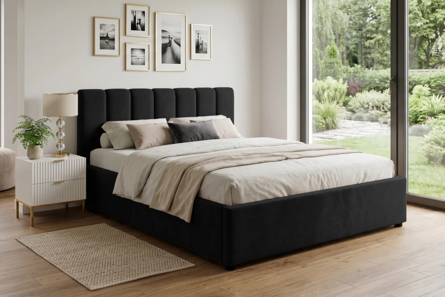 Elegant eingerichtetes Schlafzimmer mit schwarzem Doppelbett und großem Fenster zum Garten.