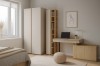 Modernes Schlafzimmer mit beigem Kleiderschrank, Holzregal und minimalistischem Schreibtisch.
