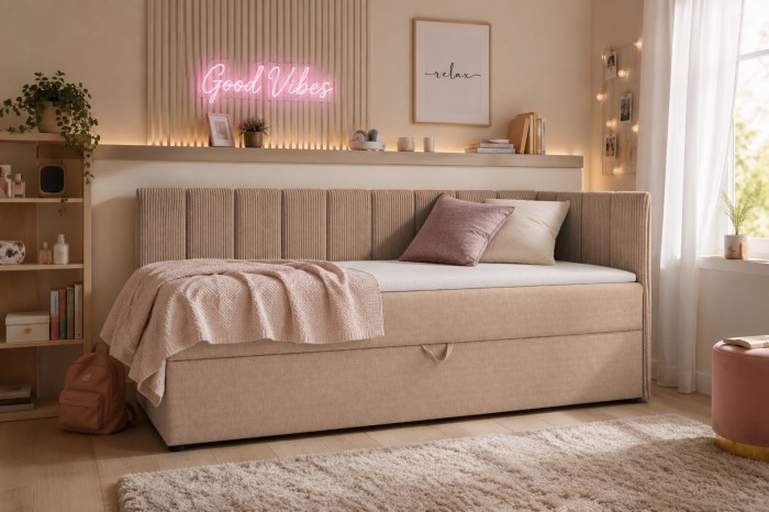 Gemütliches Jugendzimmer-Ambiente mit beigem Schlafsofa und 'Good Vibes' Deko.