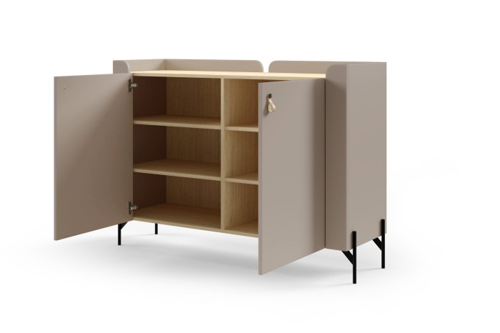 Innenansicht des SOVI Sideboards mit offenen Türen und Regalböden in Eichenholz-Optik.