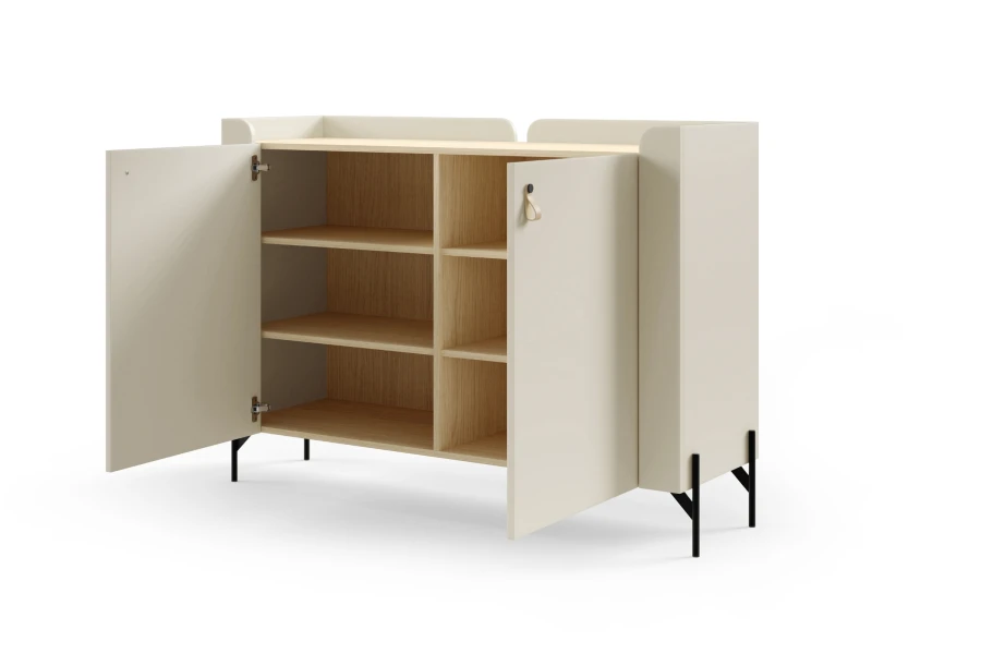 Modernes Sideboard in Beige mit offenen Türen und hellen Holzregalen für viel Stauraum.