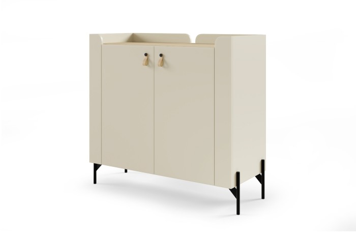 Beige Kommode mit schwarzen Metallfüßen und Ledergriffen auf weiß.