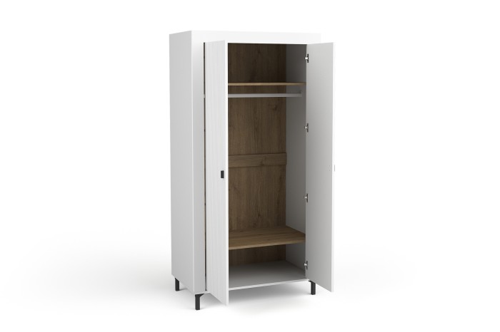 Zweitüriger weißer Kleiderschrank mit geriffelten Fronten, offen mit Blick auf Holzausstattung.