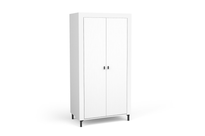 Moderner weißer Kleiderschrank mit vertikal geriffelten Türen und schwarzen Füßen.
