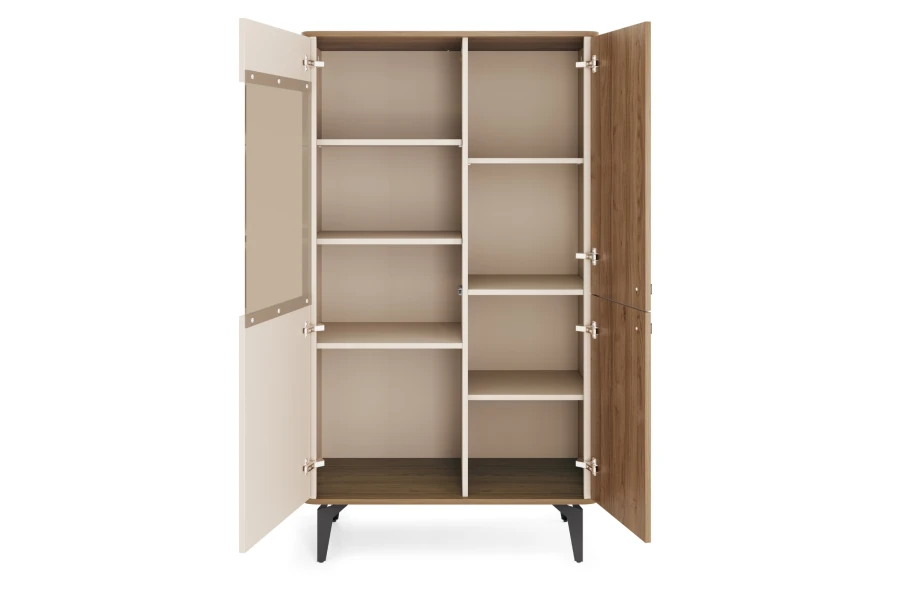 Innenansicht einer modernen Vitrine mit variablen Regalböden aus Holz.
