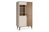 Moderne Vitrine Aura in Beige und Holzoptik mit Glasausschnitt und schwarzen Füßen.