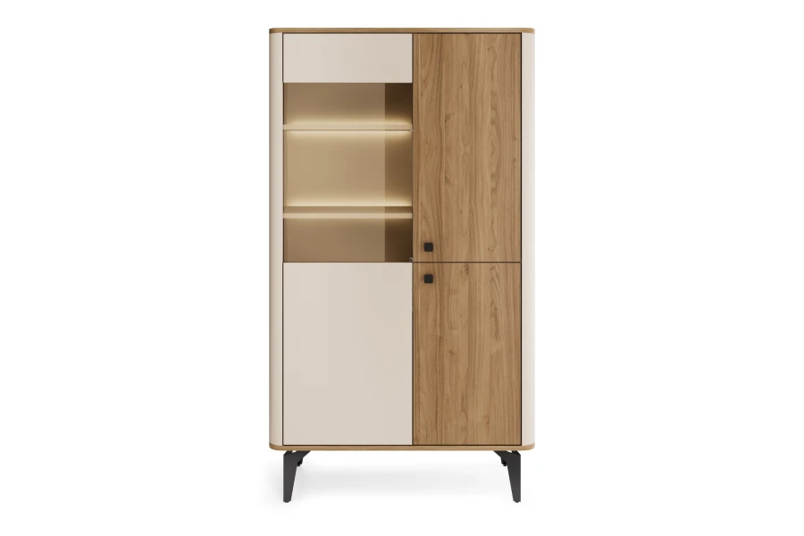 Frontansicht der Vitrine Aura mit beleuchtetem Glaseinsatz im skandinavischen Design.