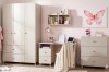 Modernes Kinderzimmer-Set in Beige und Rosa mit Kleiderschrank, Schreibtisch und Kommode.