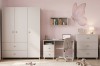 Helles Mädchenzimmer mit Schreibtisch, Drehstuhl und großem Kleiderschrank in sanftem Beige.
