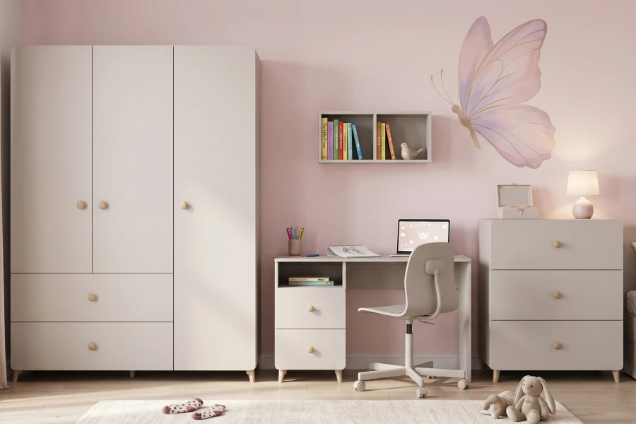 Helles Mädchenzimmer mit Schreibtisch, Drehstuhl und großem Kleiderschrank in sanftem Beige.