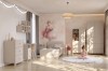 Gemütliches Kinderzimmer mit Ballerina-Wandbild, Bett und kompletten beigen Möbelset.