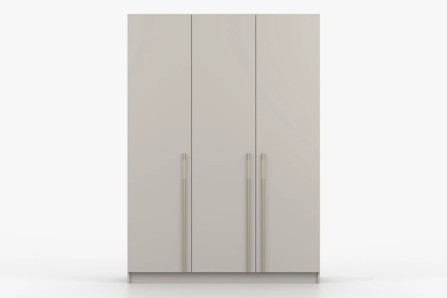 Dreitüriger Kleiderschrank in Beige mit langen goldenen Griffen, Frontansicht.