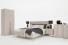 Möbelset fürs Schlafzimmer: Beige Kleiderschrank, Doppelbett und Kommoden mit Golddetails.