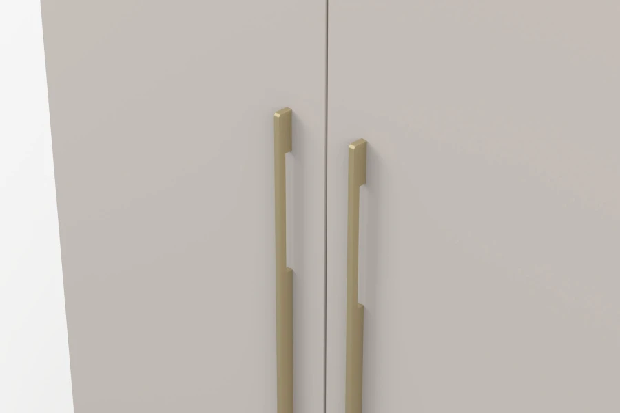Detailansicht der hochwertigen goldenen Griffe an einer beigen Schrankfront.
