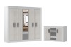 Heaven Kleiderschrank mit Spiegel und passendes Sideboard in hellem Holzdesign vor weißem Hintergrund.