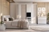 Helles Schlafzimmer-Set Heaven bestehend aus Kleiderschrank, Bett und Kommode mit rundem Teppich.