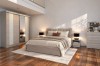 Modernes Schlafzimmer-Interieur mit Doppelbett, großem Schwebetürenschrank und Kommode in heller Eiche.