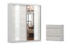 Zweiteiliges Schlafzimmer-Set: Eleganter Spiegelschrank und passende Kommode in hellem Holzdekor.