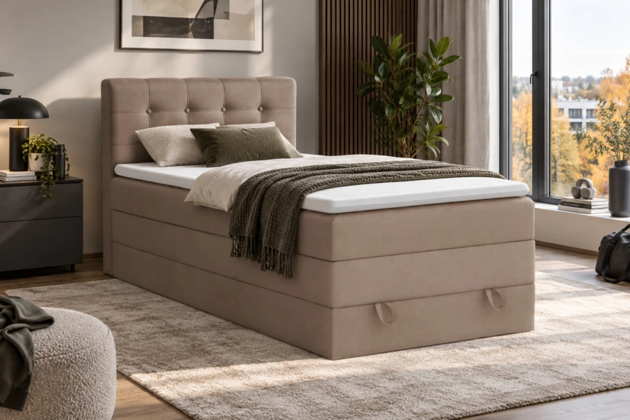 Beiges Boxspringbett mit Bettkasten in stilvoller Schlafzimmerumgebung.