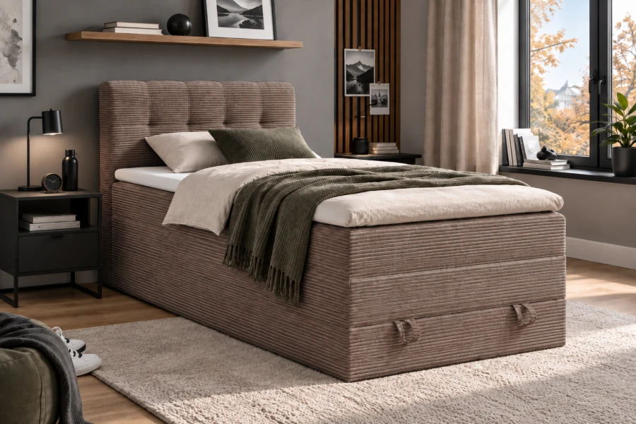 Elegantes Boxspringbett in Braun mit Cord-Struktur und grünen Dekokissen.