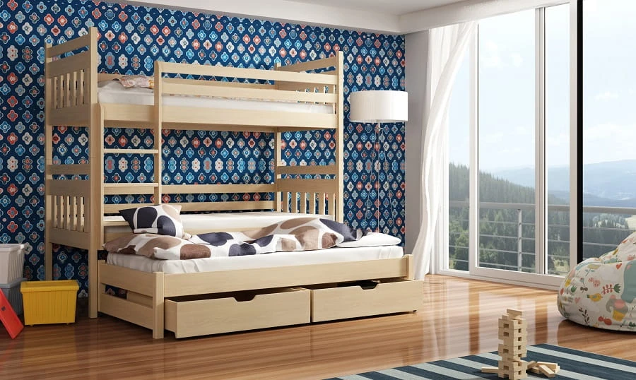 Naturfarbenes 3er Etagenbett aus Holz mit zusätzlichem Gästebett und Schubladen.