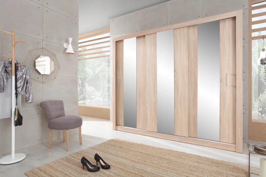 Moderner Kleiderschrank mit Schiebetüren und großen Spiegelflächen in Holzoptik.