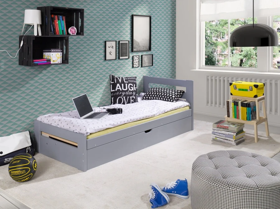 Modernes Jugendzimmer mit grauem Funktionsbett, Auszug und stylischer Wanddeko.
